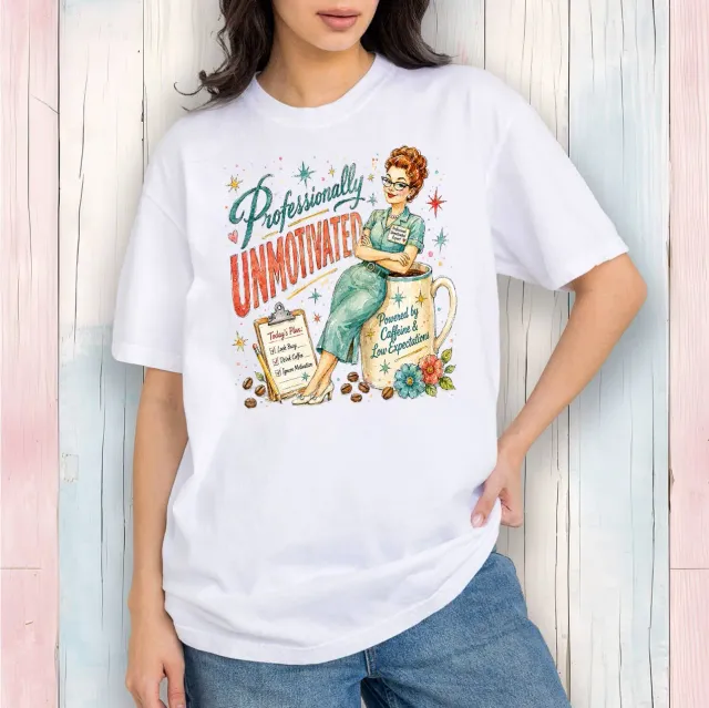 Avery Lane Gifts Housewives Professionally Unmotivated T-shirt hvid