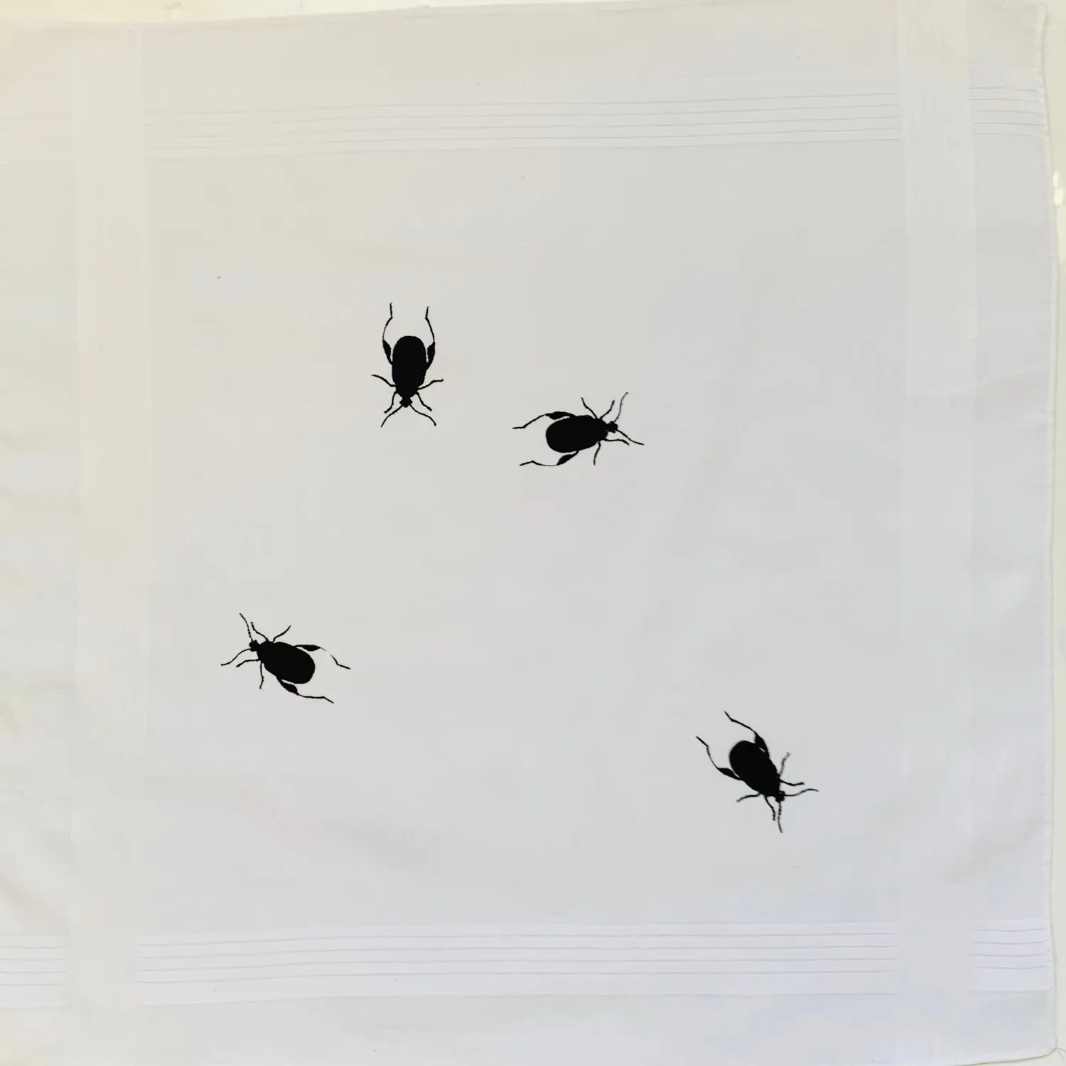 Thornback & Peel Black Beetles lommetørklæde 40x40 bomuld
